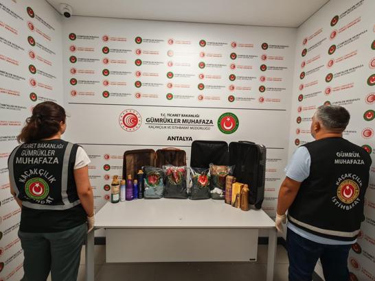 Antalya Havalimanı’nda 18 kilo 921 gram likit metamfetamin ele geçirildi
