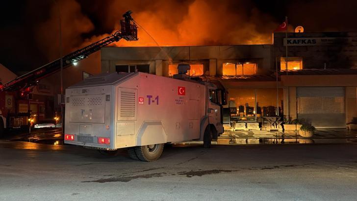 Eskişehir’deki bir işletmede yangın; TOMA da itfaiyeye destek verdi