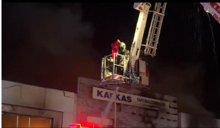 Eskişehir’deki bir işletmede yangın; TOMA da itfaiyeye destek verdi (2)