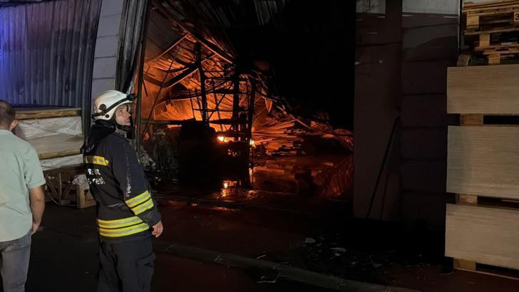 Eskişehir’deki bir işletmede yangın; TOMA da itfaiyeye destek verdi (3)