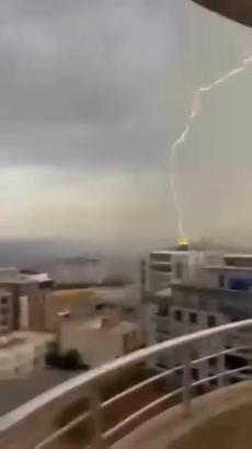 Şırnak’ta 8 katlı binaya yıldırım isabet etti; o anlar kamerada