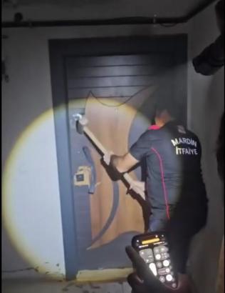 Mardin’de evde çıkan yangına ekipler kapıyı kırarak müdahale etti