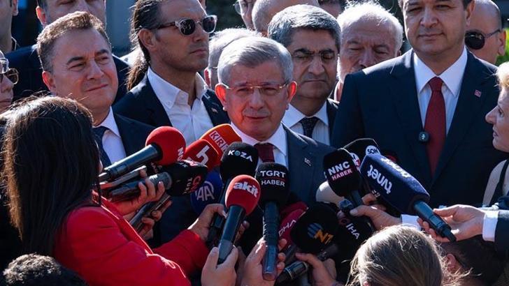 Ahmet Davutoğlu, 'Cumhurbaşkanına hakaret' suçlamasıyla ifade verdi