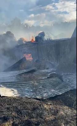 Sivas'ta ahır ve samanlık çıkan yangında zarar gördü