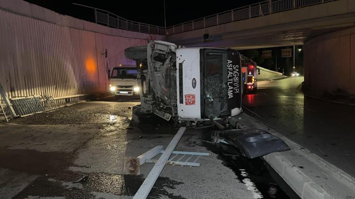 Avcılar’da asfalt kamyonu virajı alamayarak alt geçit yoluna düştü: 1 yaralı