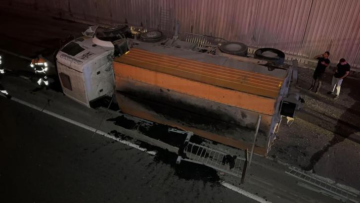 Avcılar’da asfalt kamyonu virajı alamayarak alt geçit yoluna düştü: 1 yaralı