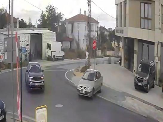 Otomobille çarptığı 'dur' tabelasını yerinden sökmeye çalıştı