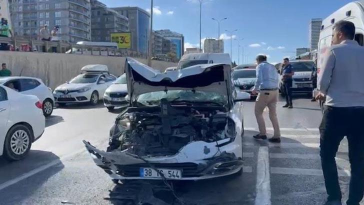 Beylikdüzün'de 3 aracın karıştığı zincirleme kaza; yaralılar var