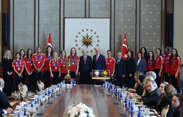 Cumhurbaşkanı Erdoğan, A Milli Kadın Voleybol Takımı'nı kabul etti