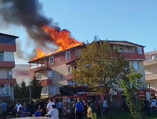 4 katlı binanın çatısında çıkan yangın söndürüldü