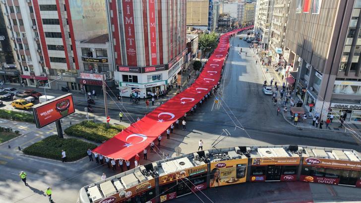 İzmir'de 9 Eylül kutlamaları 'Zafer Yürüyüşü' ile başladı