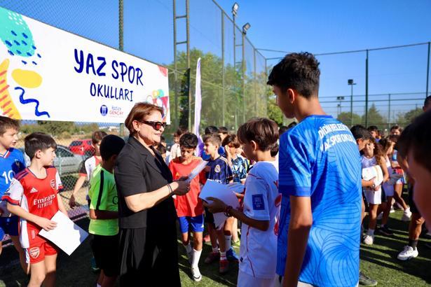 Didim'de Yaz Spor Okulları'na katılan çocuklar sertifikalarını aldı