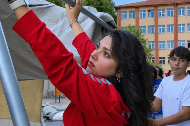 Depremde 2 arkadaşını kaybeden Zeynep, gönüllü arama kurtarma personeli oldu
