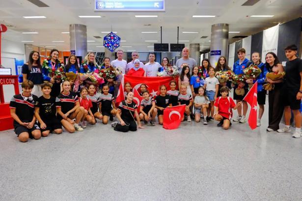Dünya üçüncüsü cimnastikçiler İzmir'de