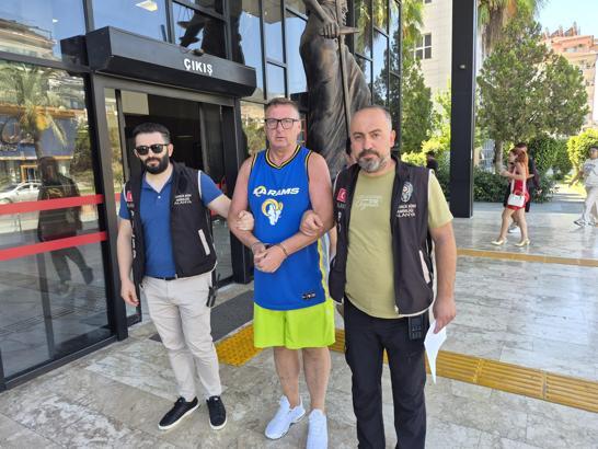 Otel personeliyle tartışıp, Türk bayrağına tüküren İngiliz turist tutuklandı