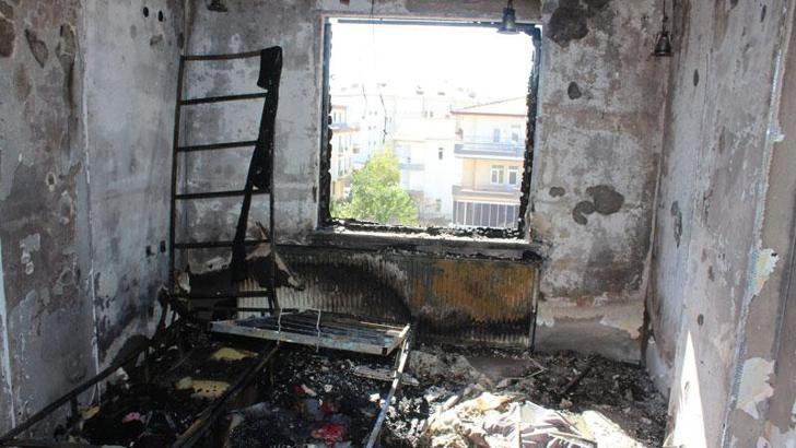 2 yaşındaki çocuk çakmakla oynarken evi yaktı