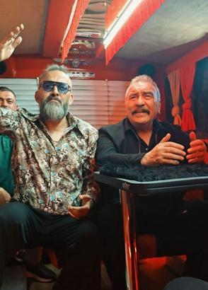 Ümit Besen, konserine nostaljik minibüsle gitti