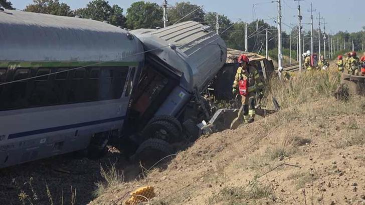 Polonya'da tren kamyonla çarpıştı: 1 ölü, 19 yaralı