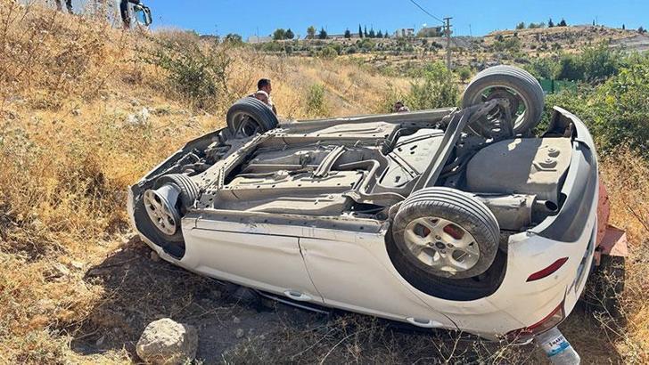 Şarampole yuvarlanan otomobildeki karı-koca yaralandı