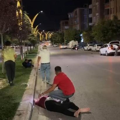 Motosiklet, yolun karşısına geçmek isteyen yaya çarptı: 2 yaralı