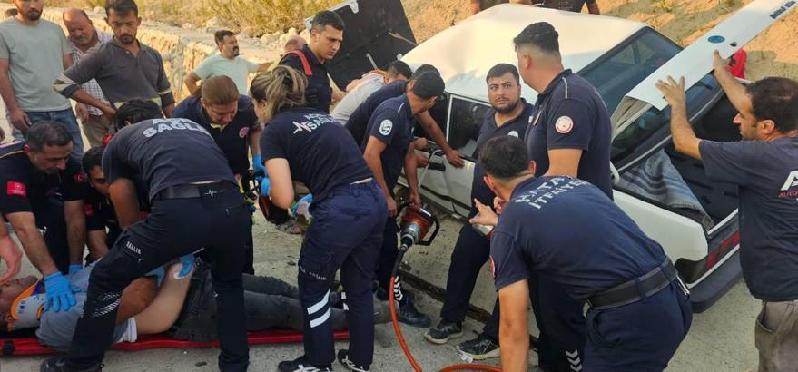 Kazada otomobilde sıkışanları itfaiye kurtardı