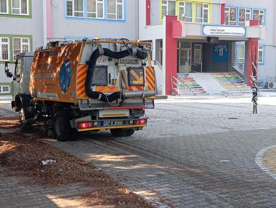 Kemer’de okul bahçelerinde temizlik