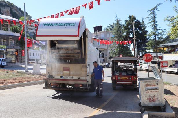Toroslar’da konteynerler yerinde yıkanıp dezenfekte ediliyor