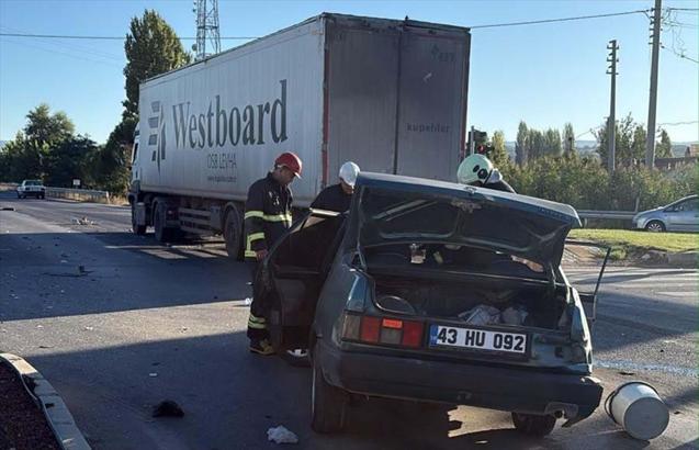 TIR'la otomobil çarpıştı: 1'i ağır, 2 yaralı