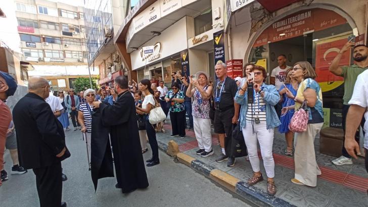 ABD ve Kanadalı hac yolcuları depremde hasar gören kilisede dua etti