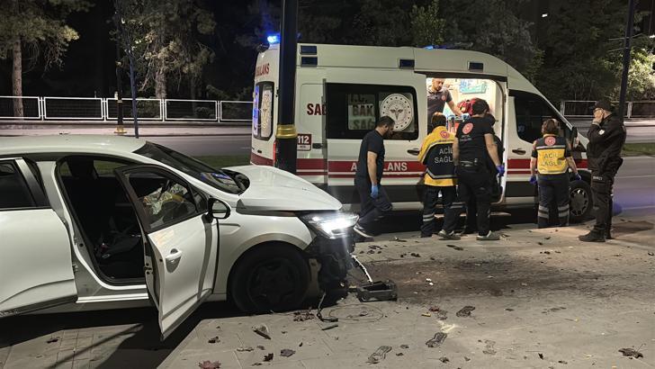 Sivas’ta otomobil aydınlatma direğine çarptı: 3 yaralı