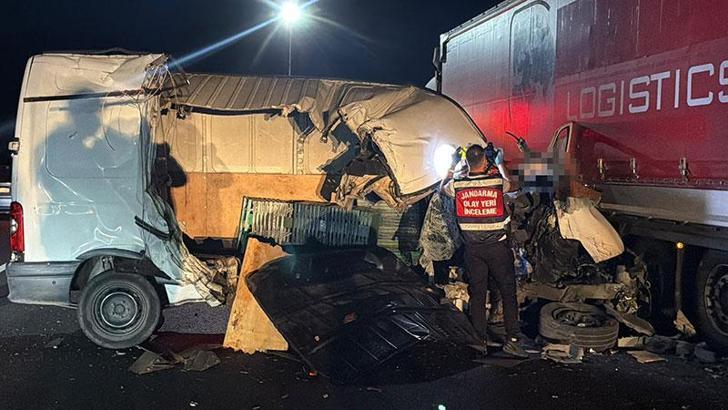 Tekirdağ'da minibüs, TIR'a arkadan çarptı; 1 ölü, 1 yaralı