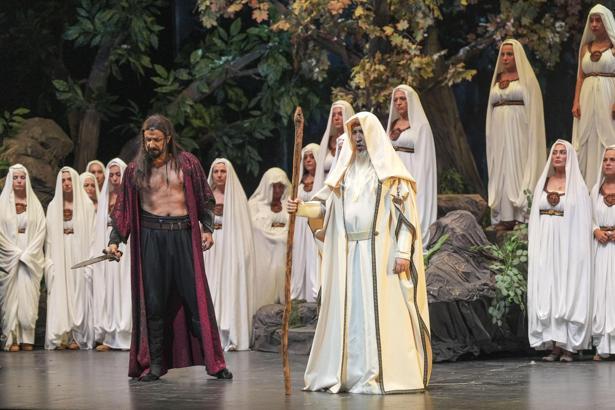 Aspendos'ta perde açıldı