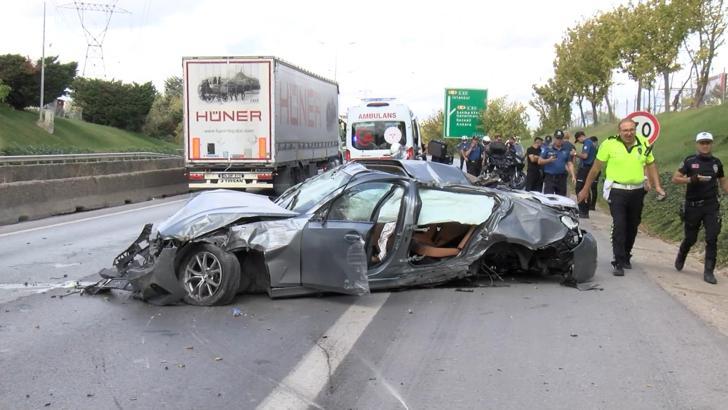 Sancaktepe'de hafif ticari araçla çarpışan otomobilin sürücüsü ağır yaralandı