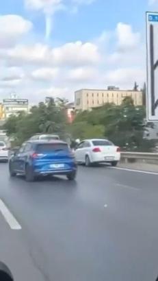 Pendik'te otomobilin çarptığı motosiklet sürücüsü yaralandı; kaza kamerada