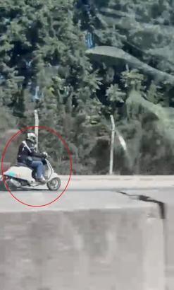 Motosikletiyle ters yönde ilerleyip trafiği tehlikeye attığı anlar kamerada