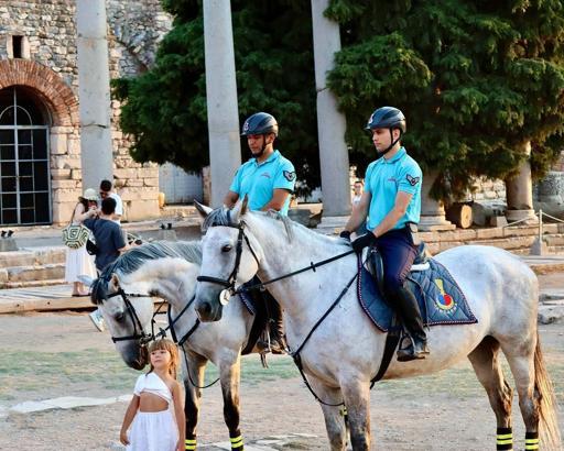 İzmir'de 12 ilçede atlı jandarma birlikleri görev yapıyor