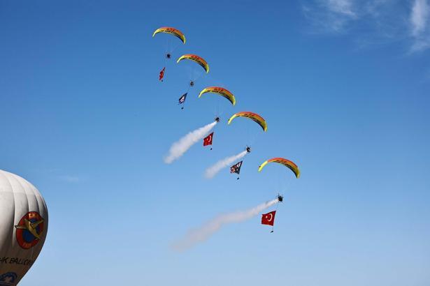 İzmir'deki havacılık festivalinde gökyüzünde Türk bayrağı ve Atatürk posteri açıldı