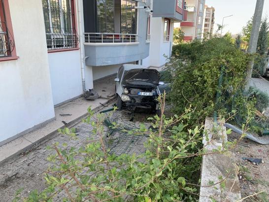 Otomobil park halindeki araca çarpıp apartman bahçesine düştü: 1 yaralı