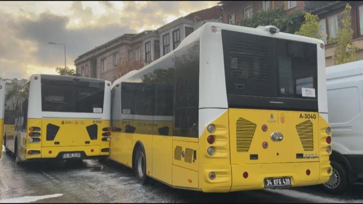 Beyoğlu'nda 2 İETT otobüsü çarpıştı; yola dökülen yağ nedeniyle trafikte aksama yaşandı
