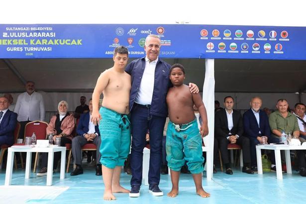 Sultangazi’de 2’nci Uluslararası Karakucak Güreşleri düzenlendi