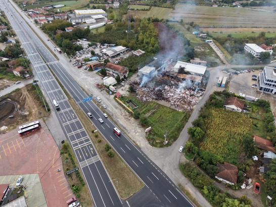Yanan kapı fabrikasındaki hasar dronla görüntülendi