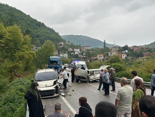 Otomobil ve hafif ticari araç çarpıştı: 1'i bebek, 7 yaralı