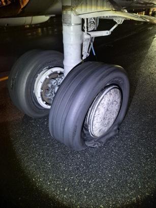 İstanbul Havalimanı'nda 2 lastiği patlayan uçağın pilotu taksi yolunda bekledi