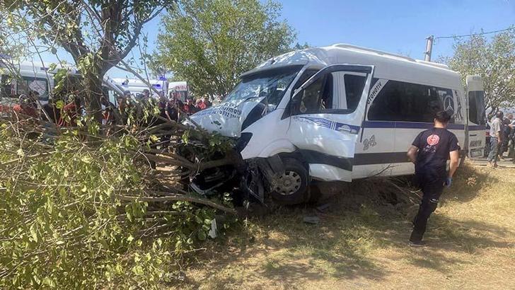 Tarım işçilerini taşıyan minibüs, ağaca çarptı: 14 yaralı