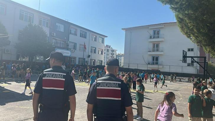 İzmir'de jandarmadan okul çevresinde ve servis araçlarında denetim