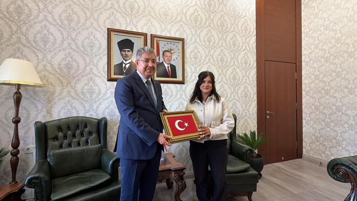 Yerde gördüğü Türk bayrağını alan kurye Gülten’e vali tebriği