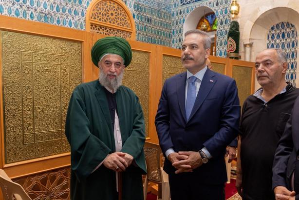 Bakan Fidan, Suriye'de cami ve türbeleri ziyaret etti