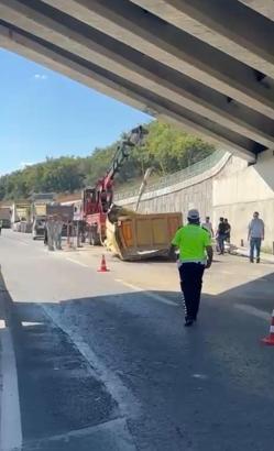 Çekmeköy’de hafriyat kamyonunun dorsesi üst geçide çarptı