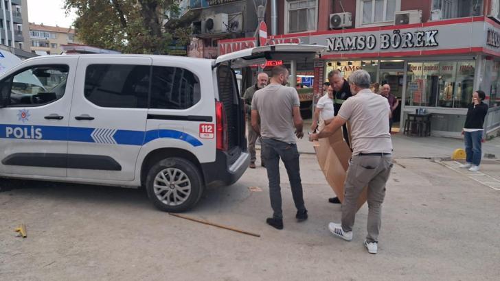 Ekip aracına giren yavru kediyi itfaiye kurtardı
