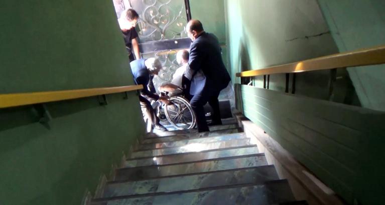 Engellilerin önündeki en büyük engel, dernek binasının merdivenleri